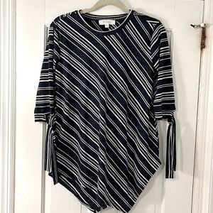 💥50% sale💥Two Vince Camuto top size XS. E#842